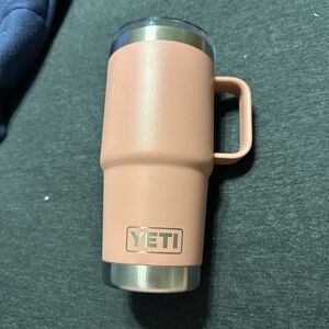 Yeti 20 oz travel mug sandstone pink